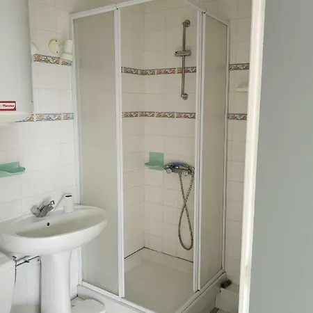 2 Pièces Front De Ensoleillé Et Calme Accès Direct *